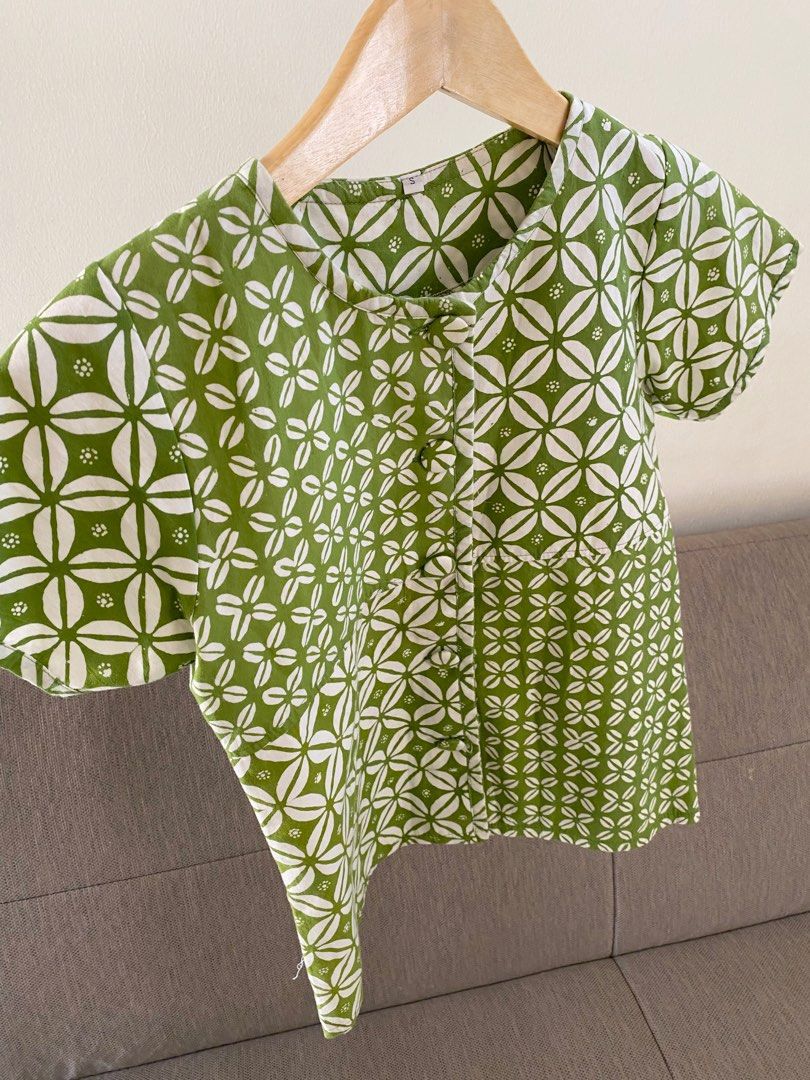 Batik hijau, Fesyen Wanita, Pakaian Wanita, Atasan di Carousell