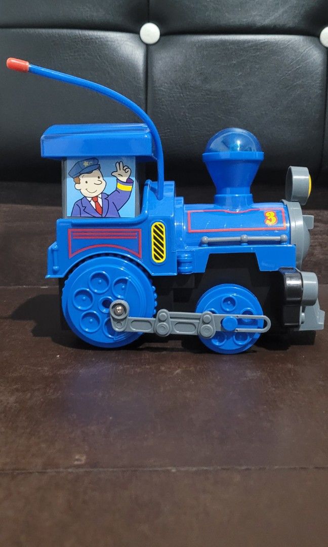 Big truck (Category: Remote Control Toys) located in Mandaluyong City. Submitted by _make_36 (Listing ID 1240000739, Image 1). Description: with box and remote control.