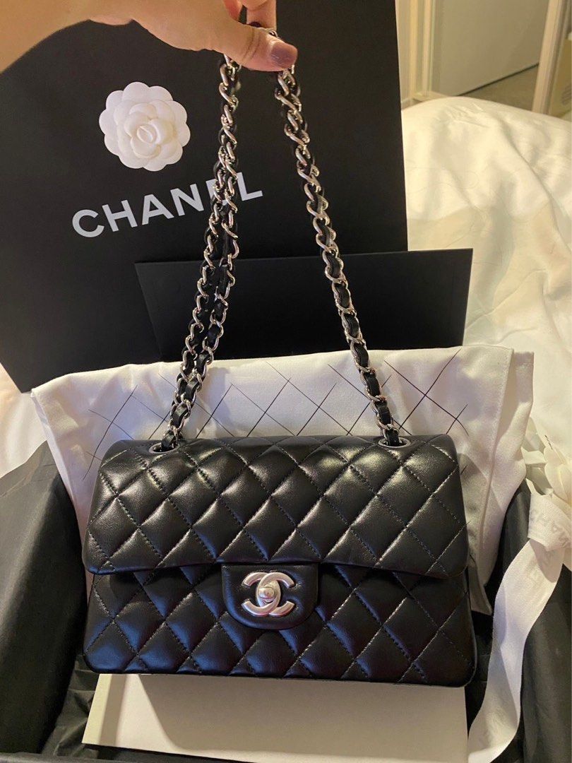 CHANEL SMALL FLAP BAG IN LAMBSKIN LEATHER