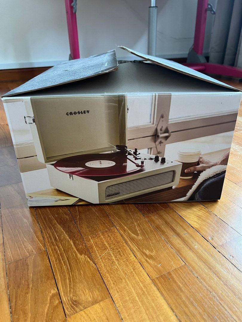 Brand New Crosley Voyager Bluetooth Turntable Beige, TV & Home
