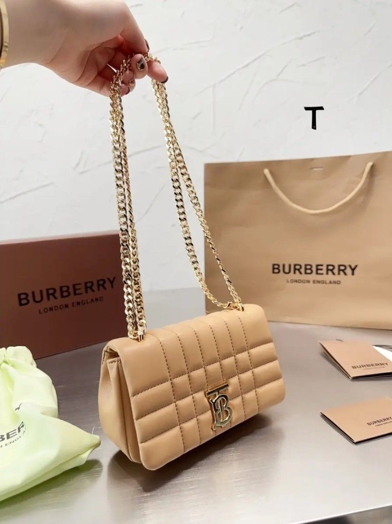 Burberry Sling Bag (Category: Luxury Bags & Wallets) located in Caloocan City. Submitted by thrisciatan.1 (Listing ID 1239954173, Image 1). Description: Burberry Sling Bag Size: length 18 * width 7 * height 10 (cm) Weight: 0.55kg Packaging: w/ box Material: cowhide. High purity hardware (non fading) Packaging list: 1 x gift box. 1 x bag, dustproof cloth, shopping receipt.