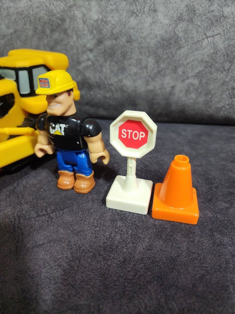 Caterpillar battery operated motorised construction toy vehicle with sound, light and motion