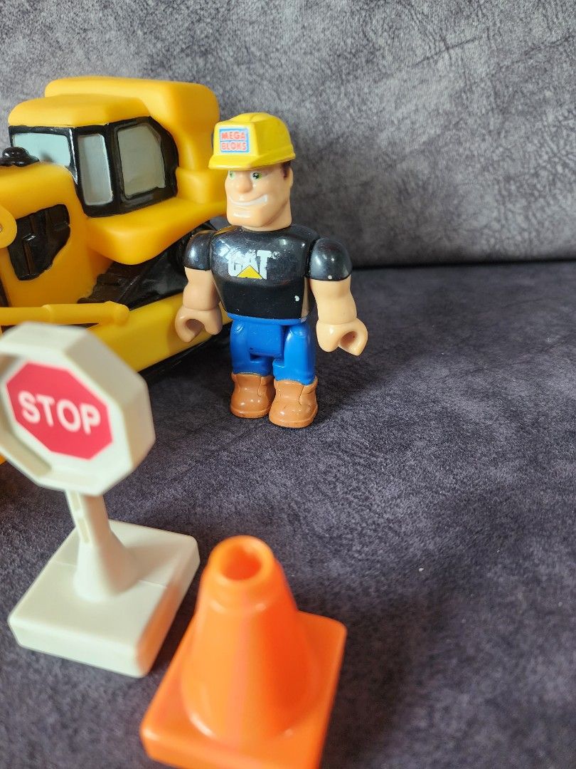 Caterpillar battery operated motorised construction toy vehicle with sound, light and motion