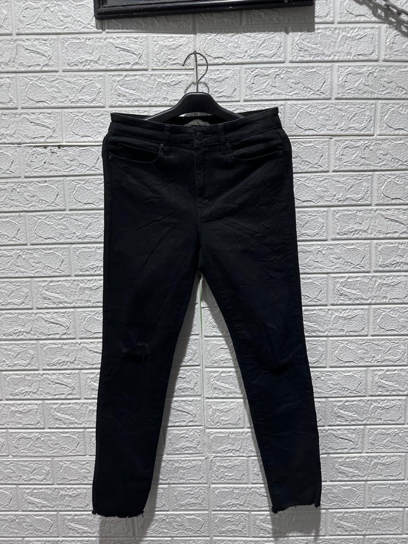 CELANA JEANS UNIQLO RIPPED B72 on Carousell