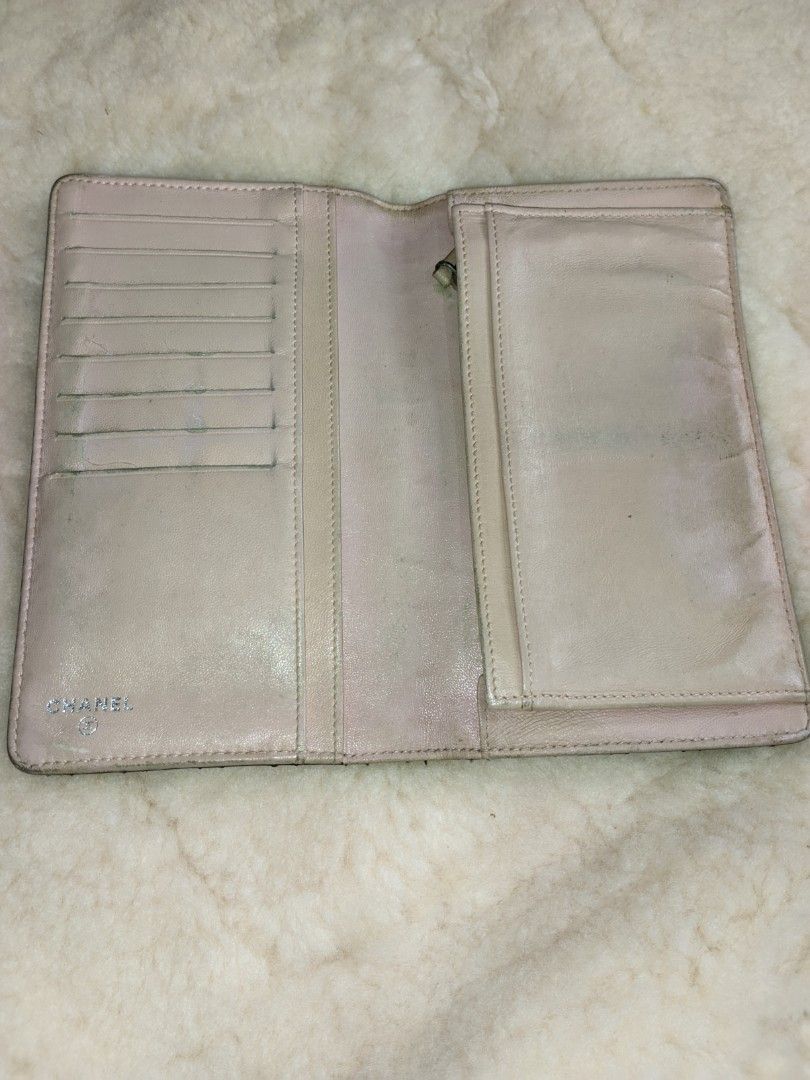 Aunthentic Chanel wallet (Category: Luxury Bags & Wallets) located in Bacoor. Submitted by nigel_008 (Listing ID 1239989817, Image 3). Description: Aunthentic chanel long wallet micro matelasse lambskin (bifold) color black, pink material leather size h 18cmx w10.5cmx d2cm condition good the item has been used and has minor flaws.