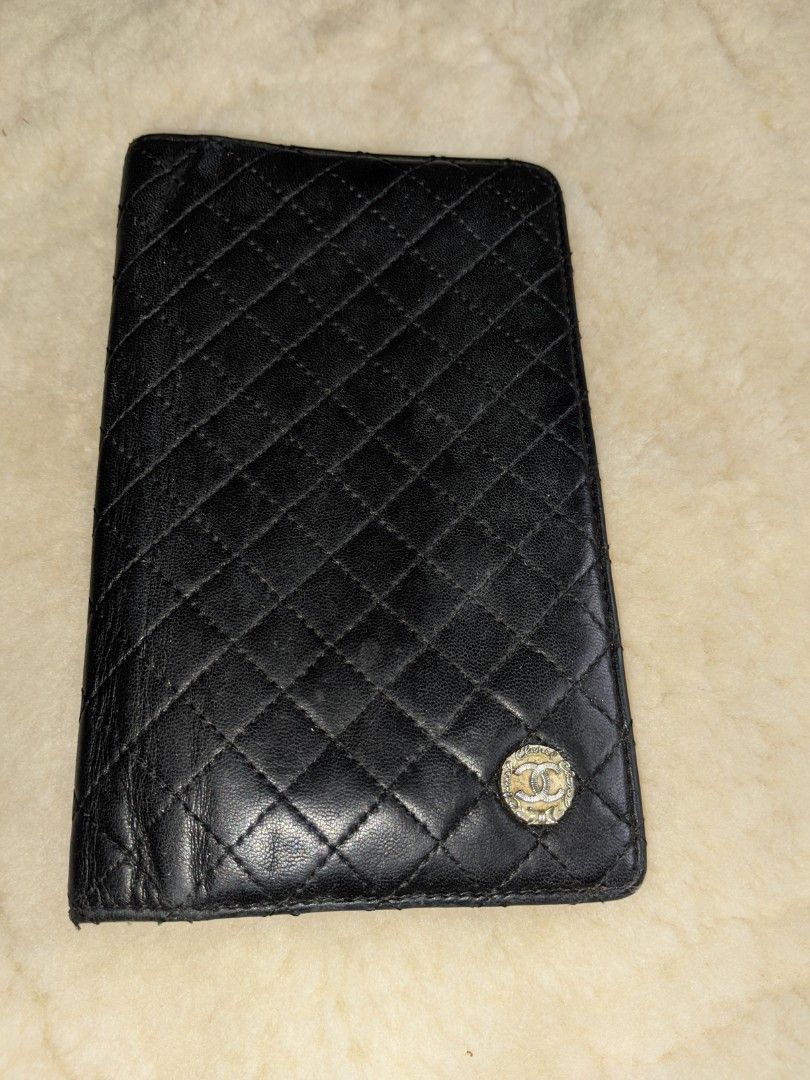 Aunthentic Chanel wallet (Category: Luxury Bags & Wallets) located in Bacoor. Submitted by nigel_008 (Listing ID 1239989817, Image 1). Description: Aunthentic chanel long wallet micro matelasse lambskin (bifold) color black, pink material leather size h 18cmx w10.5cmx d2cm condition good the item has been used and has minor flaws.
