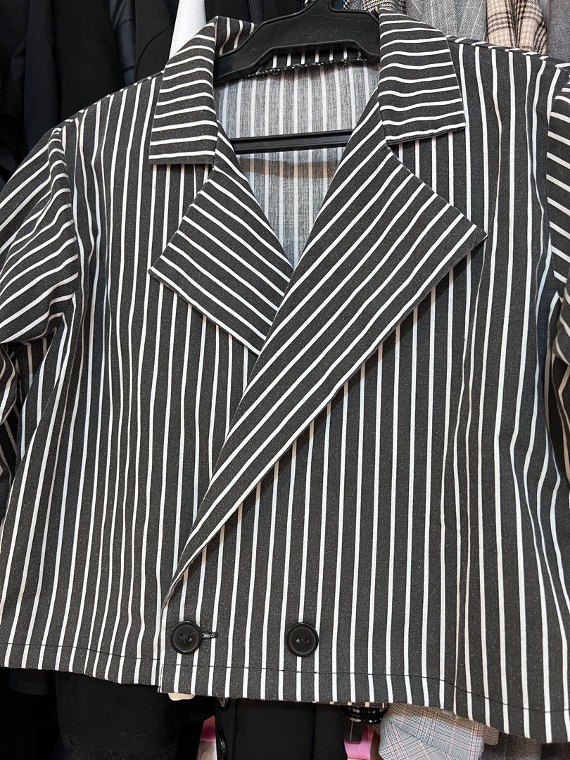 Crop blazer (Category: Coats, Jackets and Outerwear) located in Manila. Submitted by clothesflip (Listing ID 1239993241, Image 2). Description: .