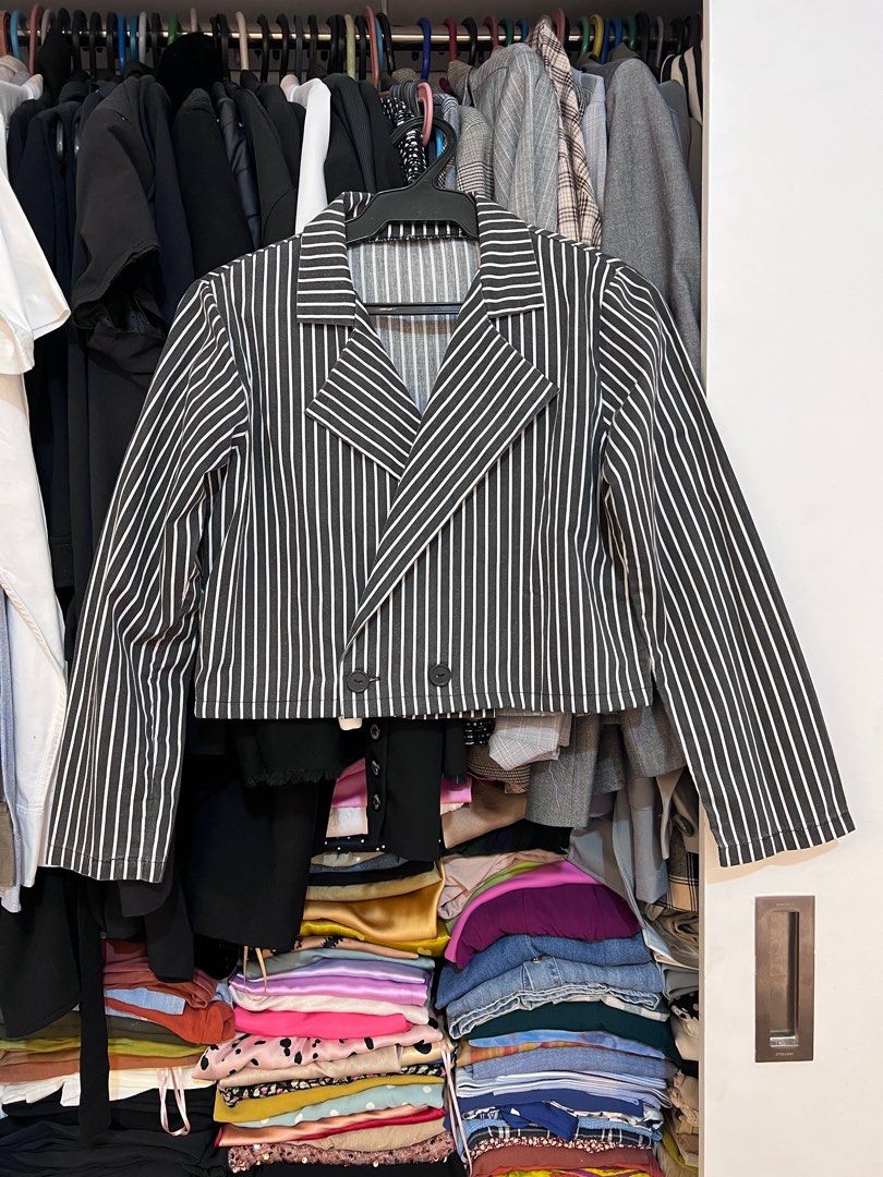 Crop blazer (Category: Coats, Jackets and Outerwear) located in Manila. Submitted by clothesflip (Listing ID 1239993241, Image 1). Description: .
