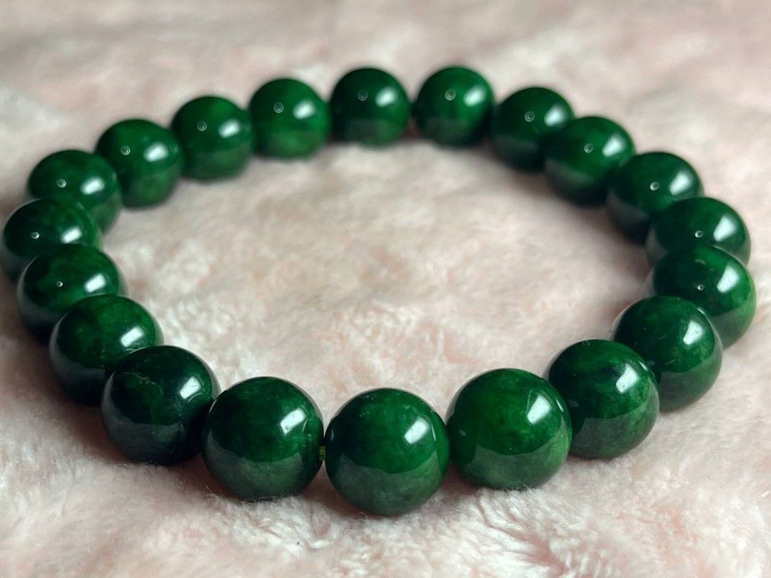 Emerald green jade bangle top