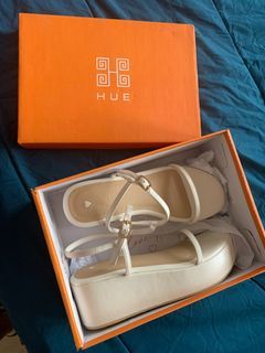 HUE MNL White Platform Strappy Sandals - size 7