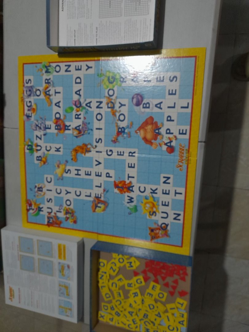 Junior Scrabble crossword game 1999 Ed. Hasbro Milton Bradley Original, Vintage, Hobbies