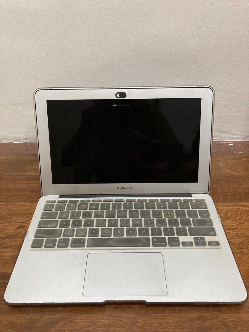 Macbook Air 11” 2011 (Category: Laptops & Notebooks) located in Quezon City. Submitted by zowdeclutters (Listing ID 1240028512, Image 1). Description: 4gb RAM 256gb SSD 6/10 aesthetic condition though works perfectly fine! ✅ camera ✅ microphone ✅ speakers Mainly used for MS Office/Google Docs Currently running macOS Lion but i can upgrade it to High Sierra upon request. This model supports until MacOS High Sierra only ⚠️ Battery needs to be repla