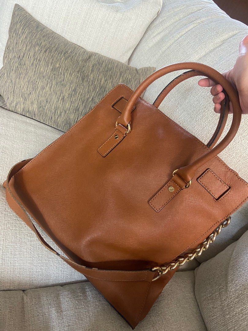 MICHAEL KORS Brown Leather Bag (Category: Luxury Bags & Wallets) located in San Juan City. Submitted by studioep (Listing ID 1239941370, Image 2). Description: * color may vary due to lighting * RFS: decluttering * Notes: comes with the original Michael Kors dust bag, authentic pre-loved item, kindly see photos for the minor flaws * Delivery shall be via Grab/Lalamove/Mr Speedy or Gogoxpress only (no meet ups or other couriers) * Payment shall be