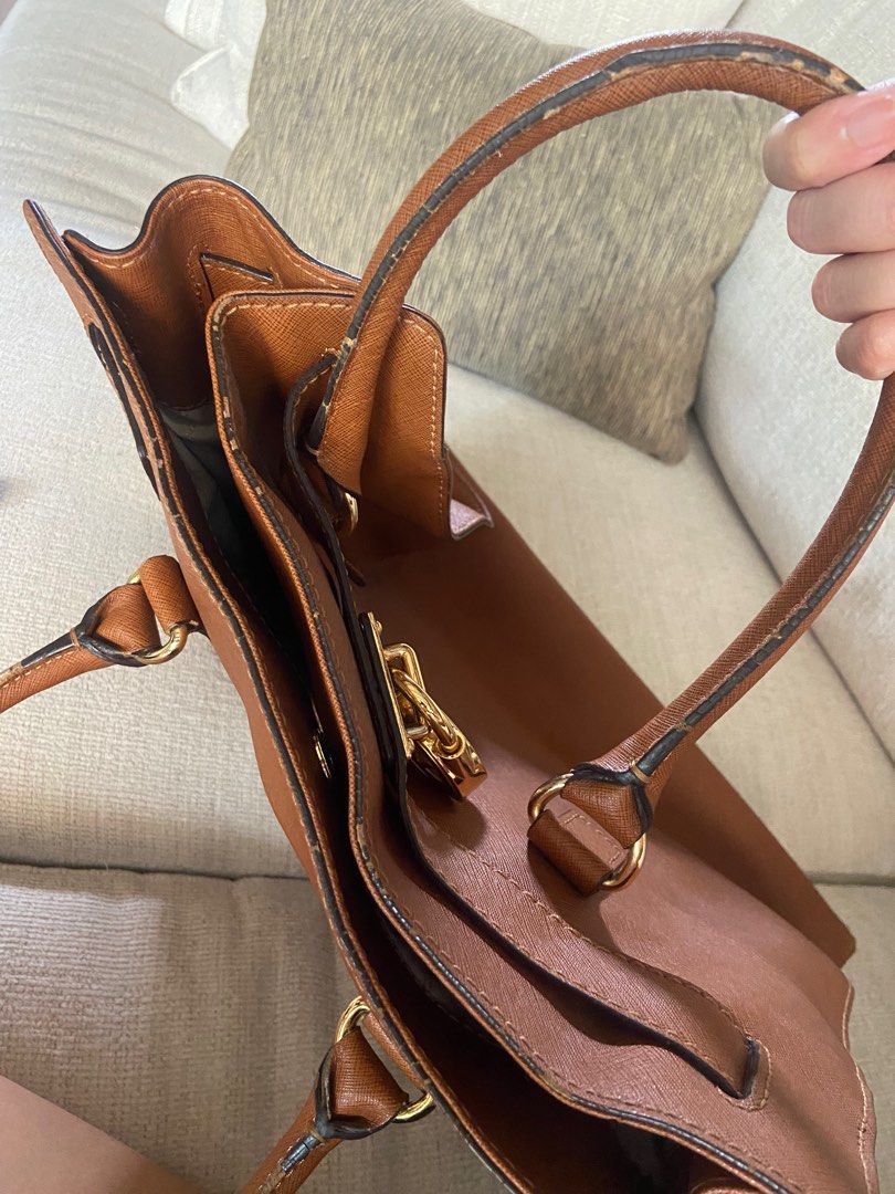 MICHAEL KORS Brown Leather Bag (Category: Luxury Bags & Wallets) located in San Juan City. Submitted by studioep (Listing ID 1239941370, Image 3). Description: * color may vary due to lighting * RFS: decluttering * Notes: comes with the original Michael Kors dust bag, authentic pre-loved item, kindly see photos for the minor flaws * Delivery shall be via Grab/Lalamove/Mr Speedy or Gogoxpress only (no meet ups or other couriers) * Payment shall be