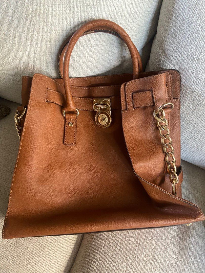 MICHAEL KORS Brown Leather Bag (Category: Luxury Bags & Wallets) located in San Juan City. Submitted by studioep (Listing ID 1239941370, Image 1). Description: * color may vary due to lighting * RFS: decluttering * Notes: comes with the original Michael Kors dust bag, authentic pre-loved item, kindly see photos for the minor flaws * Delivery shall be via Grab/Lalamove/Mr Speedy or Gogoxpress only (no meet ups or other couriers) * Payment shall be