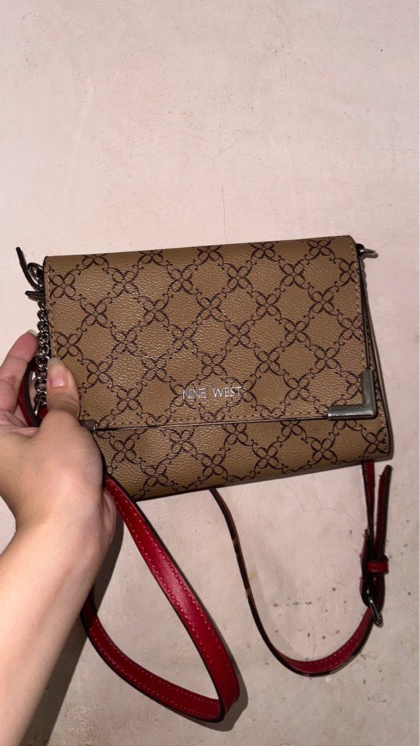 Nine West Sling Wallet Bag Original (Category: Luxury Bags & Wallets) located in Muntinlupa City. Submitted by anya2902 (Listing ID 1239927093, Image 2). Description: rfs: di nagagamit issues: may slight discoloration sa gilid ng sling since di nagagamit nasa cabinet lang (but di siya halata pag malayo like last pic) .