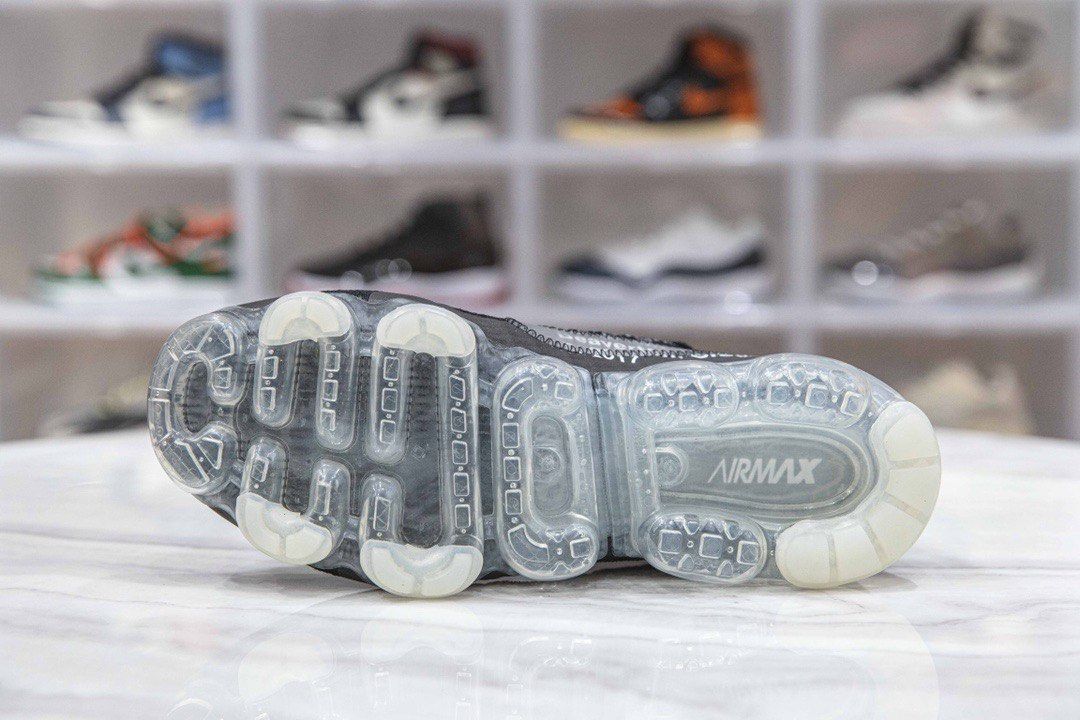Off white vapormax deals black bottom
