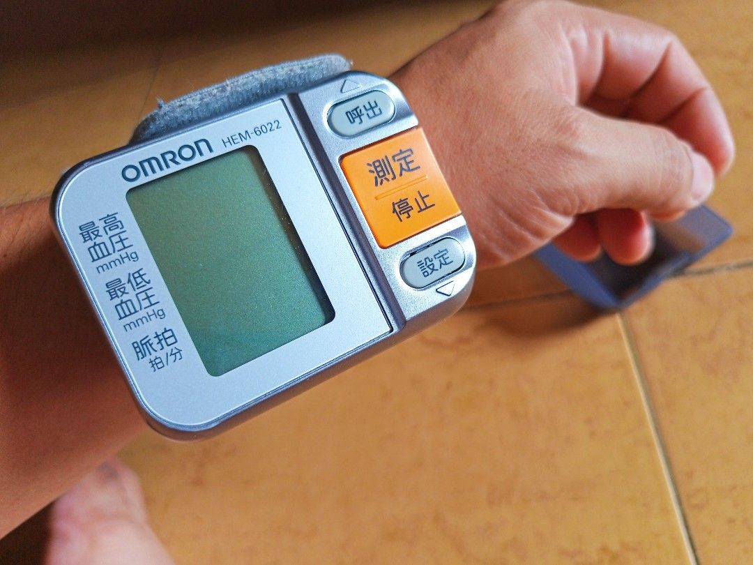 Omron Blood Pressure Monitor Wrist Hem-6220-sl fromJAPAN for sale online