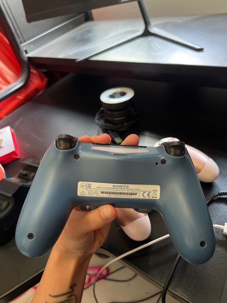 PS4 controllers (Category: PlayStation) located in Singapore. Submitted by ryaihanny (Listing ID 1239947437, Image 2). Description: Moving away so selling off for cheap. $20 each. Meet up only please. .
