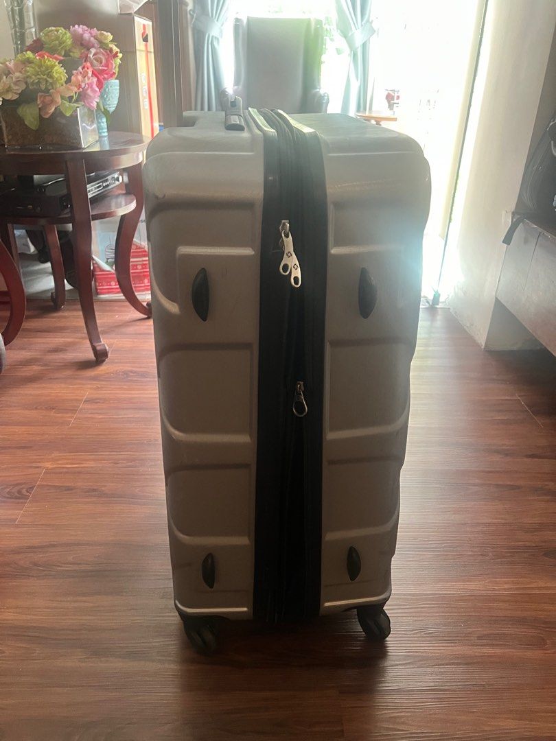 Samsonite Hard Case Luggage (Category: Luggage) located in Quezon City. Submitted by ann78uy (Listing ID 1239927824, Image 3). Description: Samsonite Extra Large size Expandable Lightly used FIXED PRICE Selling low already Shipping c/o buyer.