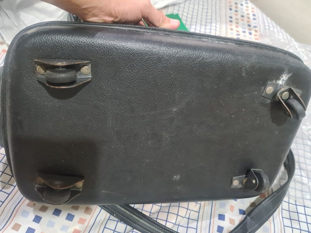 Samsonite Vintage Luggage Bag (Category: Luxury Bags & Wallets) located in Quezon City. Submitted by jam1ekow (Listing ID 1239930412, Image 3). Description: dimension: 21"x18"x11" with wheels vintage..80's model pa pick up location la loma qc COD nationwide.