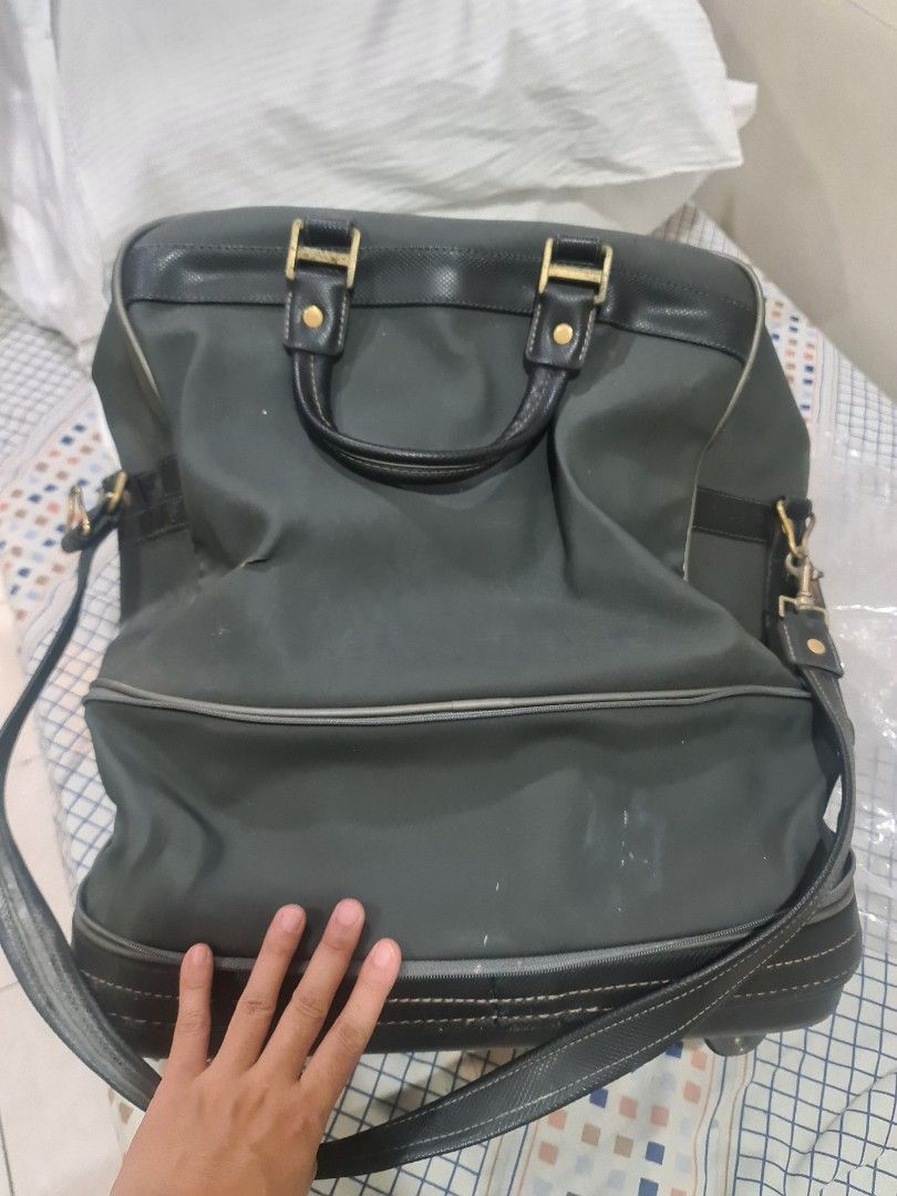 Samsonite Vintage Luggage Bag (Category: Luxury Bags & Wallets) located in Quezon City. Submitted by jam1ekow (Listing ID 1239930412, Image 1). Description: dimension: 21"x18"x11" with wheels vintage..80's model pa pick up location la loma qc COD nationwide.
