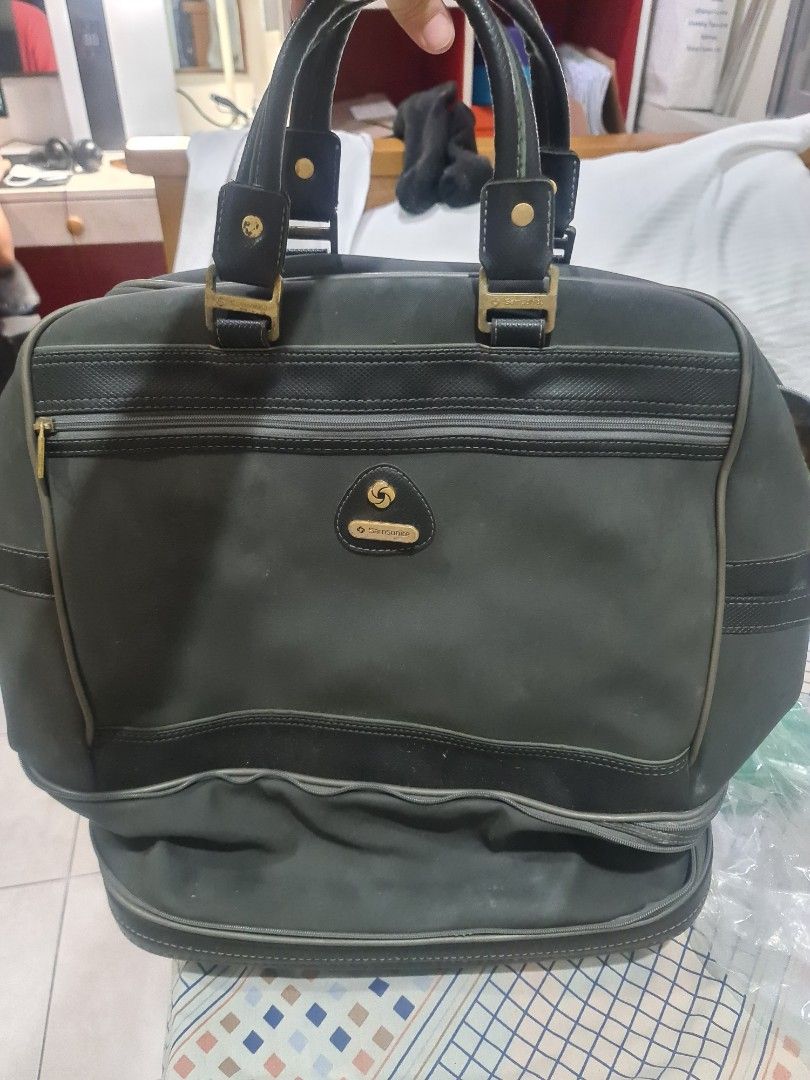 Samsonite Vintage Luggage Bag (Category: Luxury Bags & Wallets) located in Quezon City. Submitted by jam1ekow (Listing ID 1239930412, Image 2). Description: dimension: 21"x18"x11" with wheels vintage..80's model pa pick up location la loma qc COD nationwide.