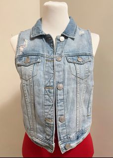 (Category: ) located in . Submitted by annesfashionfinds (Listing ID 1240001589, Image 1). Description: .