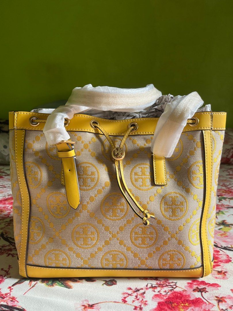 Tory Burch small tote bag (Category: Luxury Bags & Wallets) located in Caloocan City. Submitted by NethsCloset (Listing ID 1239952181, Image 2). Description: Its a gift, Never been used because I like small bags. .