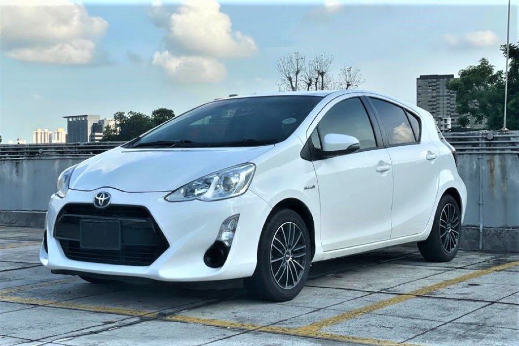TOYOTA PRIUS HYBRID HATCHBACK / AQUA 1.5A  / CHEAPEST HYBRID Fuel Efficient 24km/L / PHV Ready /Grab / GoJek/ Fuel Efficient62887424958977111