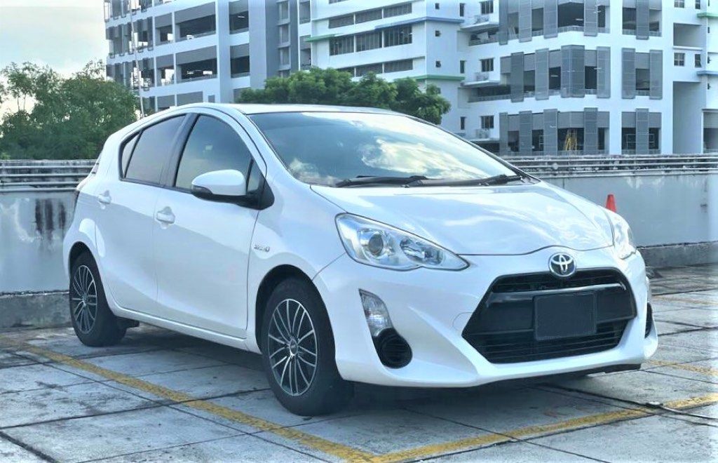 TOYOTA PRIUS HYBRID HATCHBACK / AQUA 1.5A  / CHEAPEST HYBRID Fuel Efficient 24km/L / PHV Ready /Grab / GoJek/ Fuel Efficient62887424958977112
