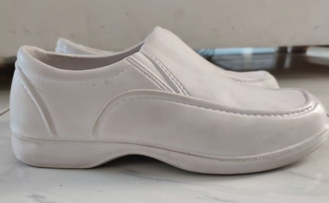White Scrub Shoes (Category: Sneakers) located in Pateros City. Submitted by tinkle.ph (Listing ID 1239911310, Image 1). Description: ❗❗𝗙𝗢𝗥 𝗦𝗔𝗟𝗘❗❗ White Nursing Shoes/Scrub shoes Purpose: Can be used for nursing duty or by other healthcare profession, for licensure exam Size: 9 .