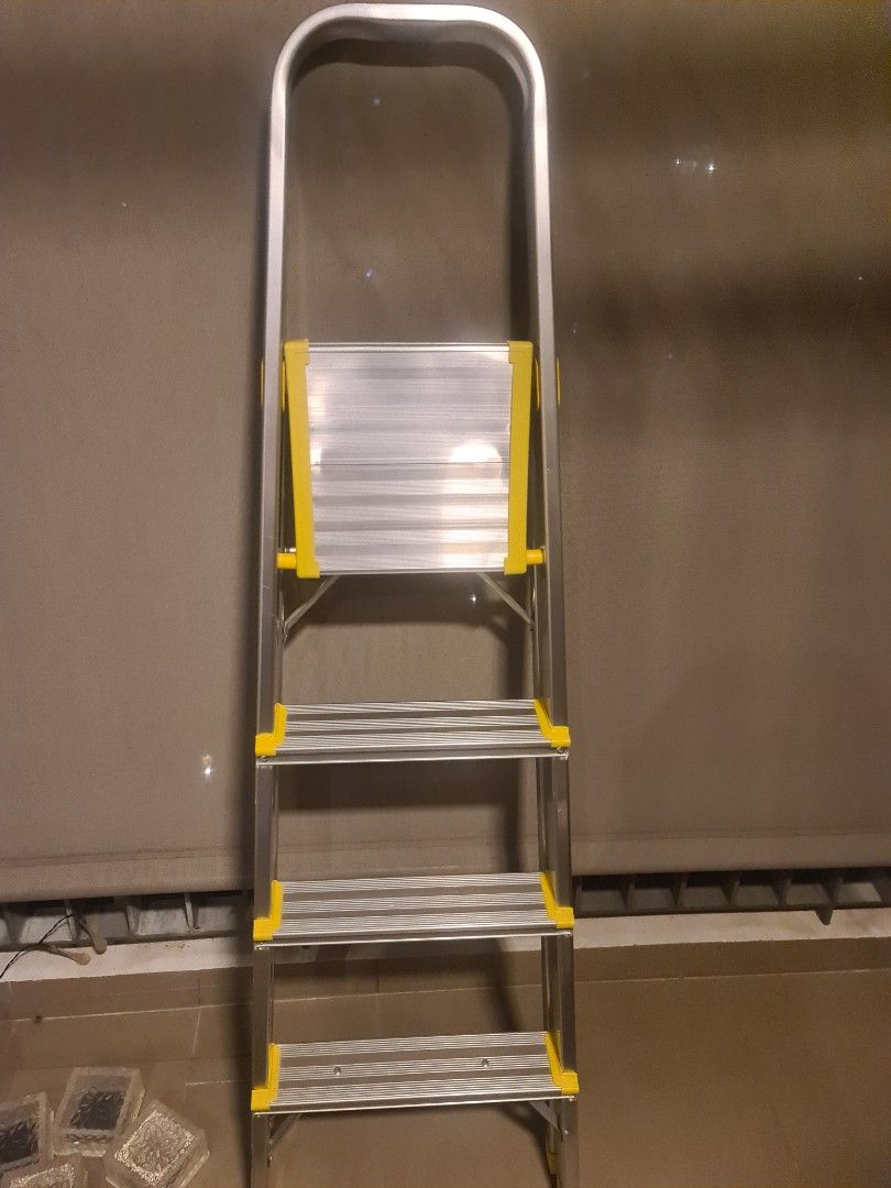 4 step aluminum ladder, Furniture & Home Living, Home Improvement