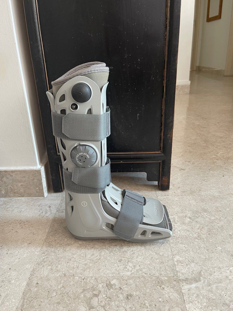 https://media.karousell.com/media/photos/products/2023/6/29/adult_crutches_and_moon_boot_1688019577_3e9d78c6_progressive.jpg