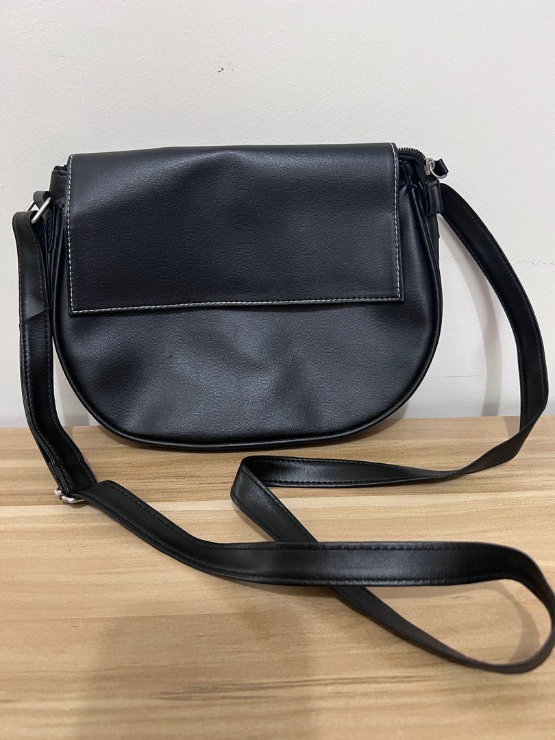 Black sling bag leatherette (Category: Cross-body Bags) located in Las Pinas. Submitted by katrt (Listing ID 1240177884, Image 1). Description: Simple black semi round sling bag. Unbranded. Leatherette but still in very good condition, no cracks or peeling. .