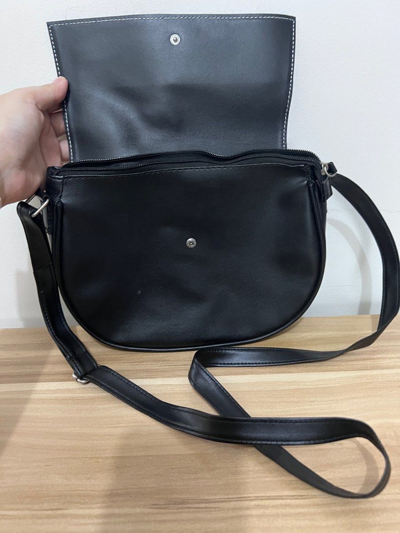 Black sling bag leatherette (Category: Cross-body Bags) located in Las Pinas. Submitted by katrt (Listing ID 1240177884, Image 2). Description: Simple black semi round sling bag. Unbranded. Leatherette but still in very good condition, no cracks or peeling. .