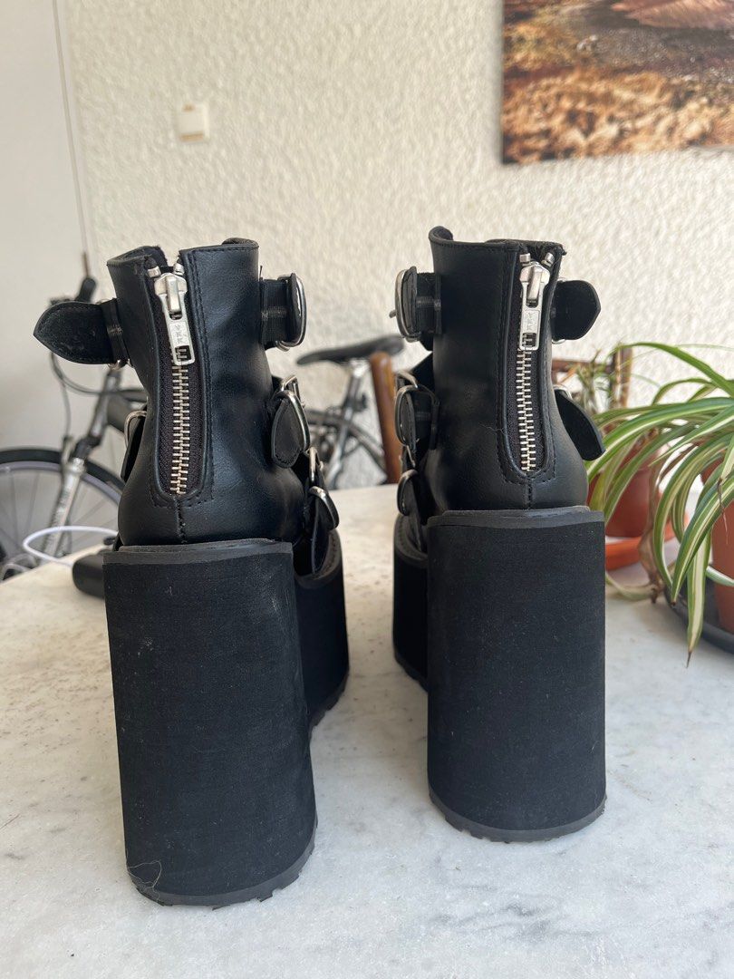 Demonia matte low trinity boots