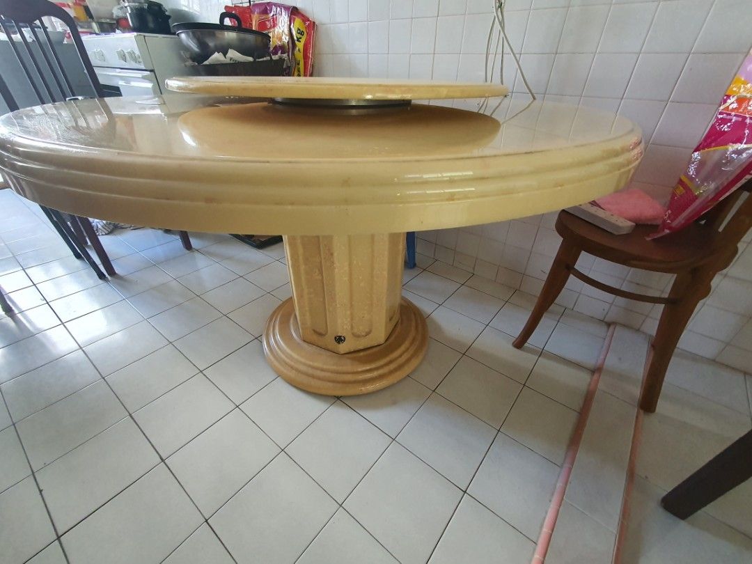 Dining table (Category: Tables & Sets) located in Singapore. Submitted by falaisha (Listing ID 1240169454, Image 3). Description: Round dining table. Buyer to arrange delivery..