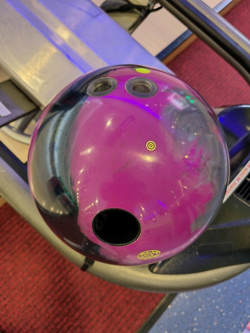 Global 900 eternity bowling ball 14lbs, Sports Equipment, Sports