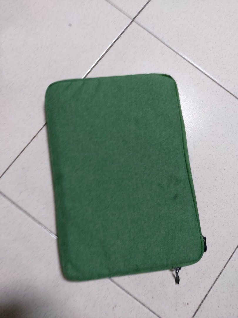IPad Case (Category: Laptop Bags & Sleeves) located in Pasig City. Submitted by borjong (Listing ID 1240163272, Image 2). Description: IPad Case Brand new.