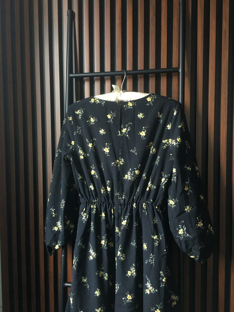 Black dress 2025 with yellow roses