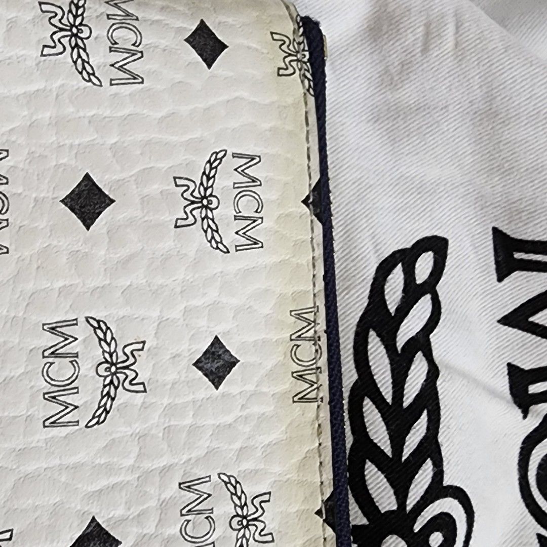 White mcm clearance clutch