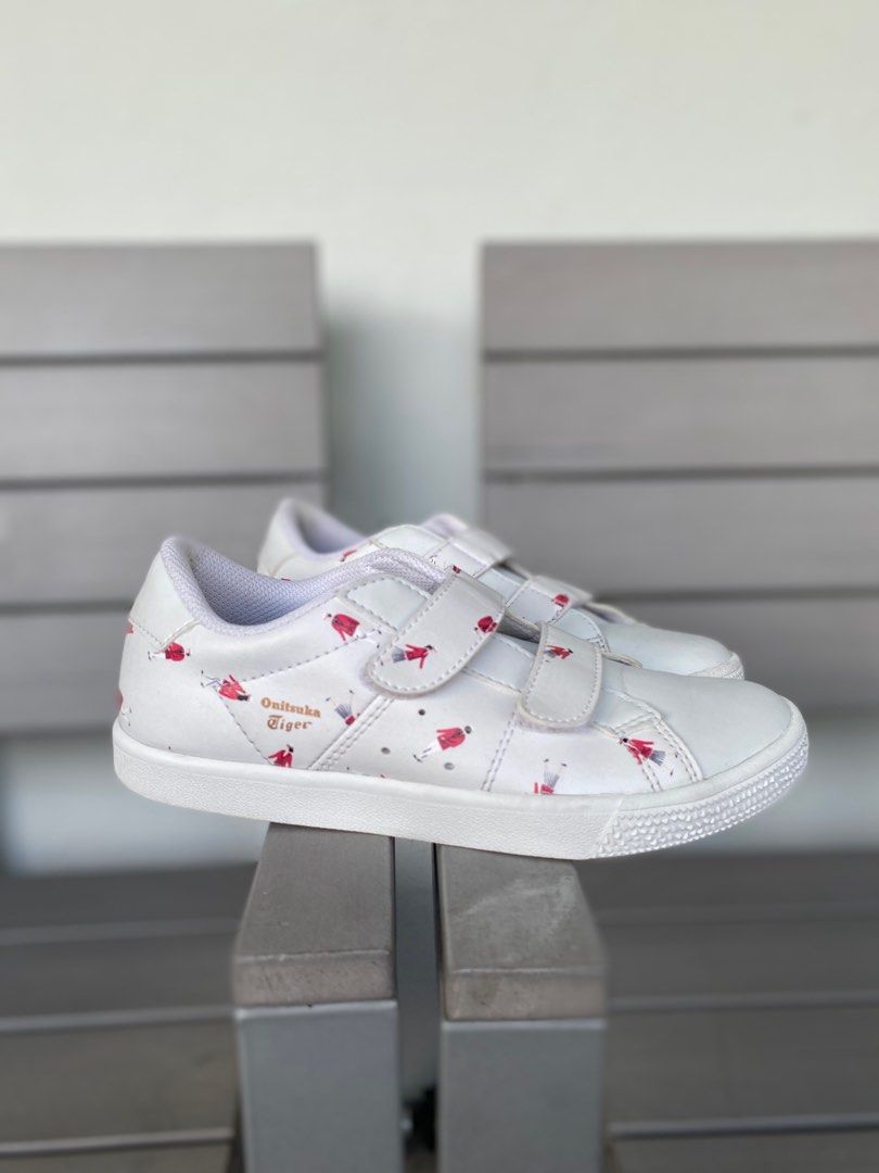 Lawnship 2. new arrivals white