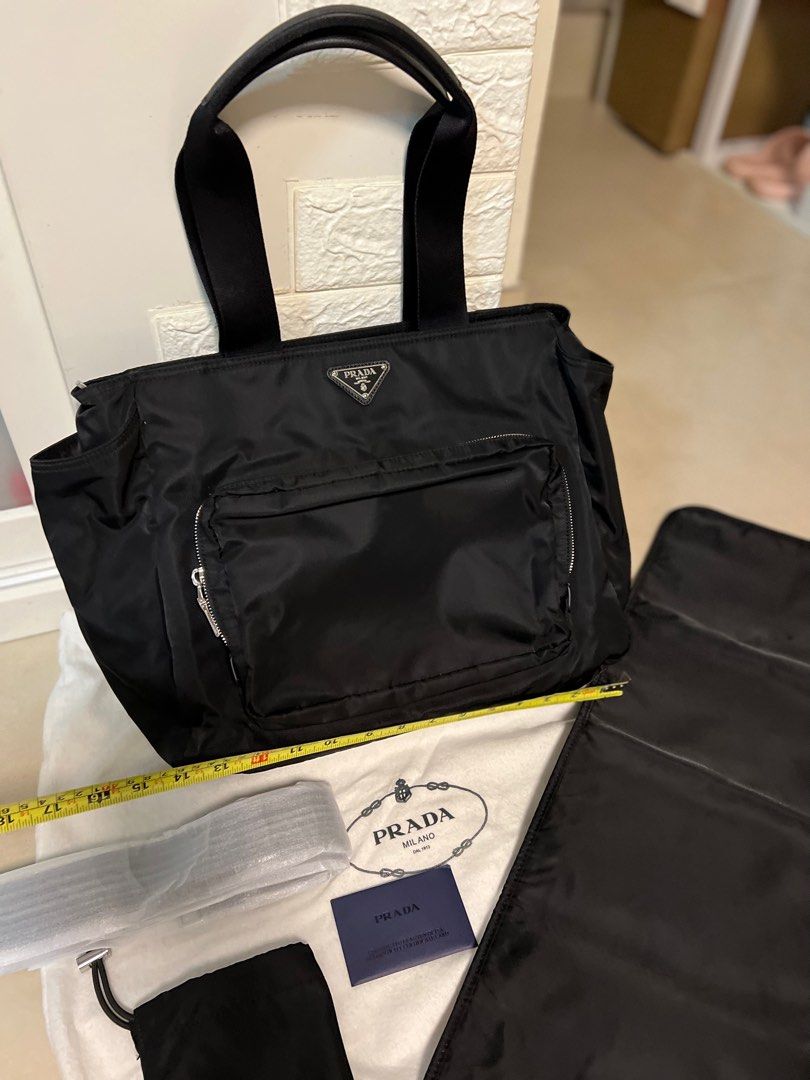 Prada （分類：手袋及銀包）位於 Hong Kong。 由 mingbyming 提交（商品編號 1240197829，圖片 3）。簡介： Prada tote bag Full set 多間格，好用 100% Authentic 。