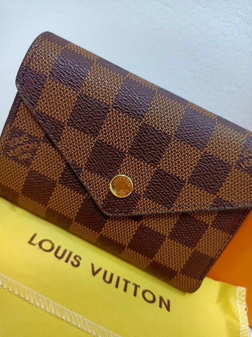 Preloved Lv Tri- fold wallet Damier (Category: Luxury Bags & Wallets) located in Cebu City. Submitted by day.98 (Listing ID 1240087305, Image 2). Description: from USA genuine leather coded & etikita no flaws with box.