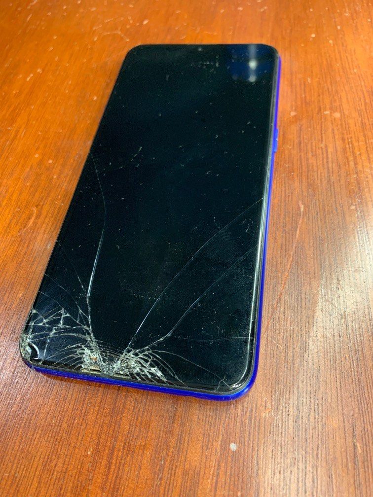 Realme C2 mobile phone (Category: Realme) located in Muntinlupa City. Submitted by Tins_preloved (Listing ID 1240220791, Image 2). Description: Honest issue: Broken LCD/Touchscreen and Camera Lens. (Pinaglaruan ng pamangkin ko na 2 years old).