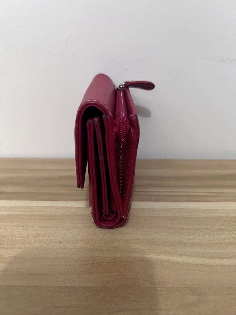 Red leather wallet (Category: Wallets & Card holders) located in Las Pinas. Submitted by katrt (Listing ID 1240181352, Image 2). Description: Genuine red leather wallet with cardholders Interior is leatherette with some minor cracks but outside is very smooth and clean. Bought in the US.