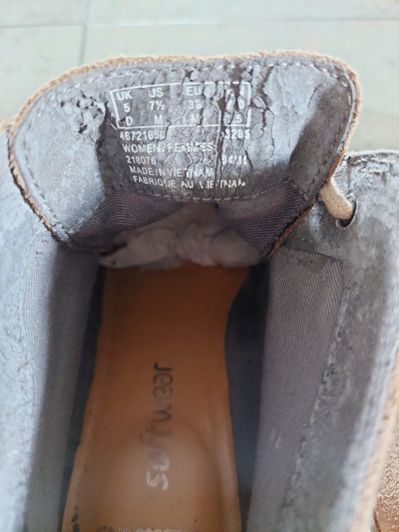 Shoes (Category: Boots) located in Singapore. Submitted by littleharmony (Listing ID 1240169578, Image 5). Description: .