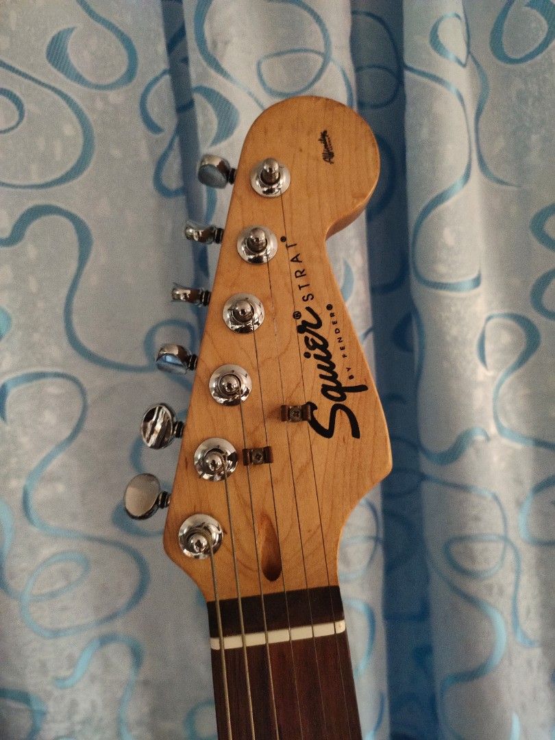 Squier strat affinity 1997, Hobbies & Toys, Music & Media, Musical ...