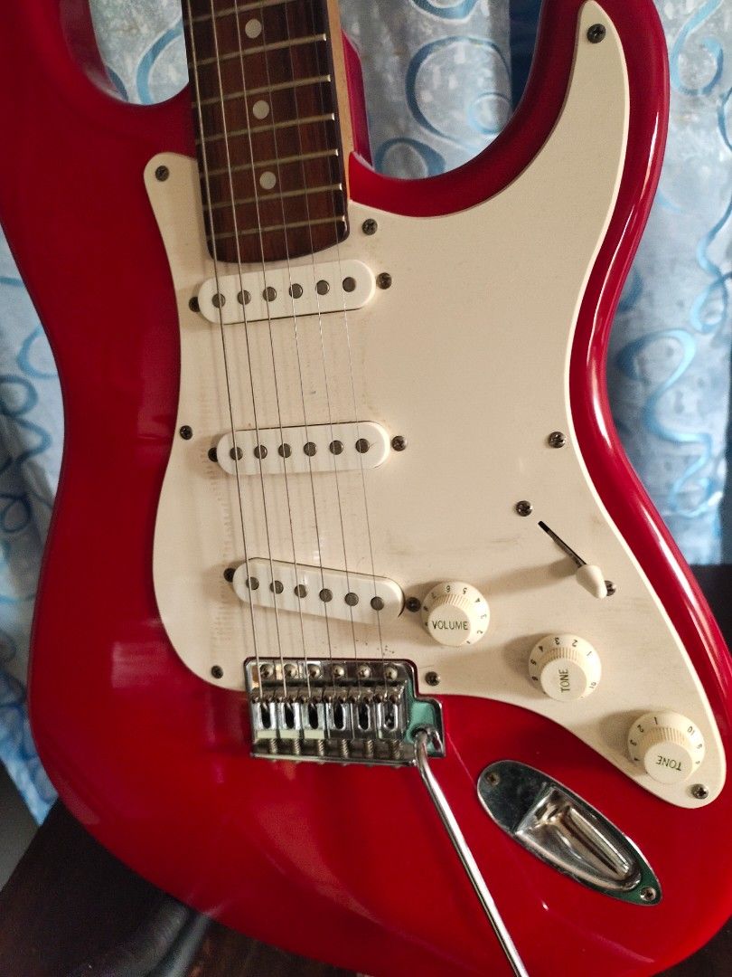 Squier strat affinity 1997, Hobbies & Toys, Music & Media, Musical ...